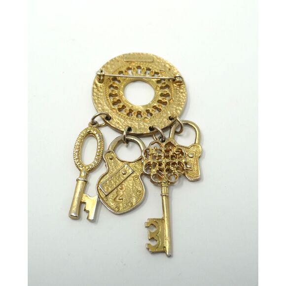 Vintage Casual Corner Round Medallion Lock and Key Charm Dangle Brooch - Picture 3 of 5